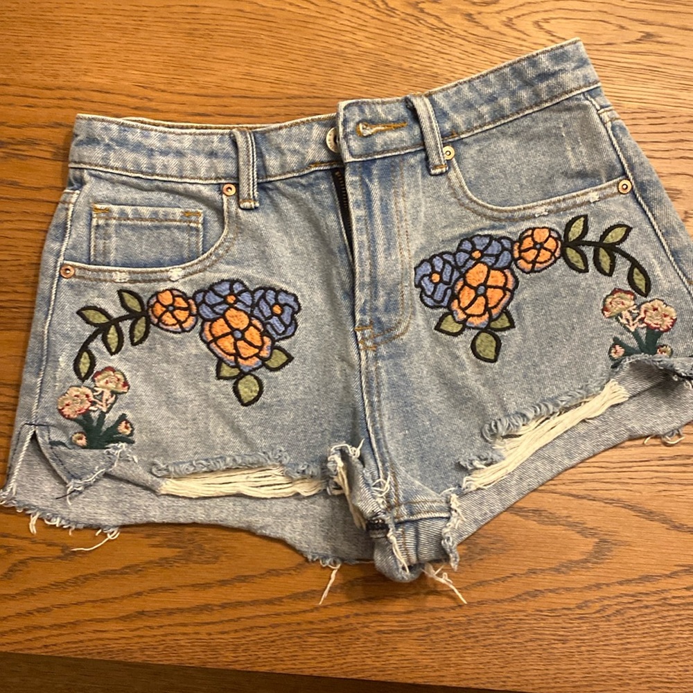 Flower embroidered shorts distressed with side slits